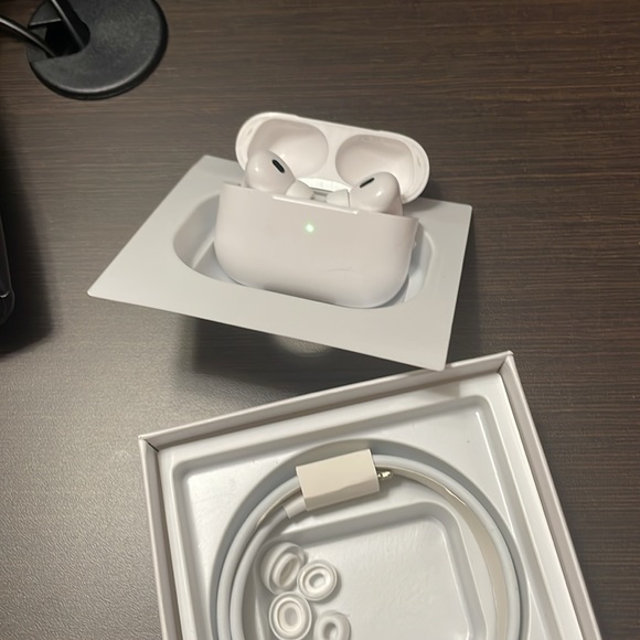 Apple AirPods Pro 2nd generation w/ charging case - Picture 2 of 6